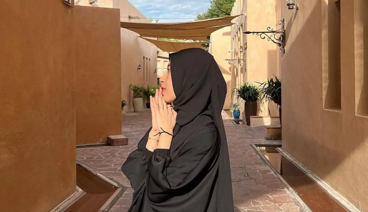 Semenata itu, Adiba Khanza berkunjung ke Katara Culture Village. Ia mengenakan busana serba hitam. [@adiba.knza]