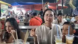 Perempuan kelahiran 19 Februari 1994 ini mencoba ajak buah hatinya untuk mencoba telur gulung di pasar malam. Momen Arumi makan telur gulung bersama anaknya pun berhasil curi perhatian warganet. Foto ini pun banjir like dan komentar dari netizen. (Liputan6.com/IG/arumibachsin_94)
