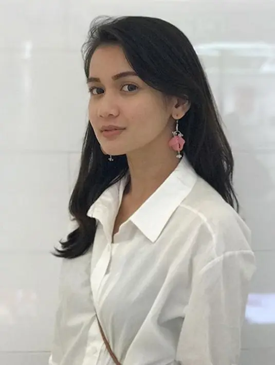 Wanita cantik yang akrab disapa Dea Imut ini menyampaikan rasa bingungnya lantaran baru pertama kali menjalani sidang. Dari lubuk hati, sebenarnya Dea tak ingin masalah ini dibawa ke jalur hukum, namun tidak ada solusi lain. (Instagram/deaaannisa)