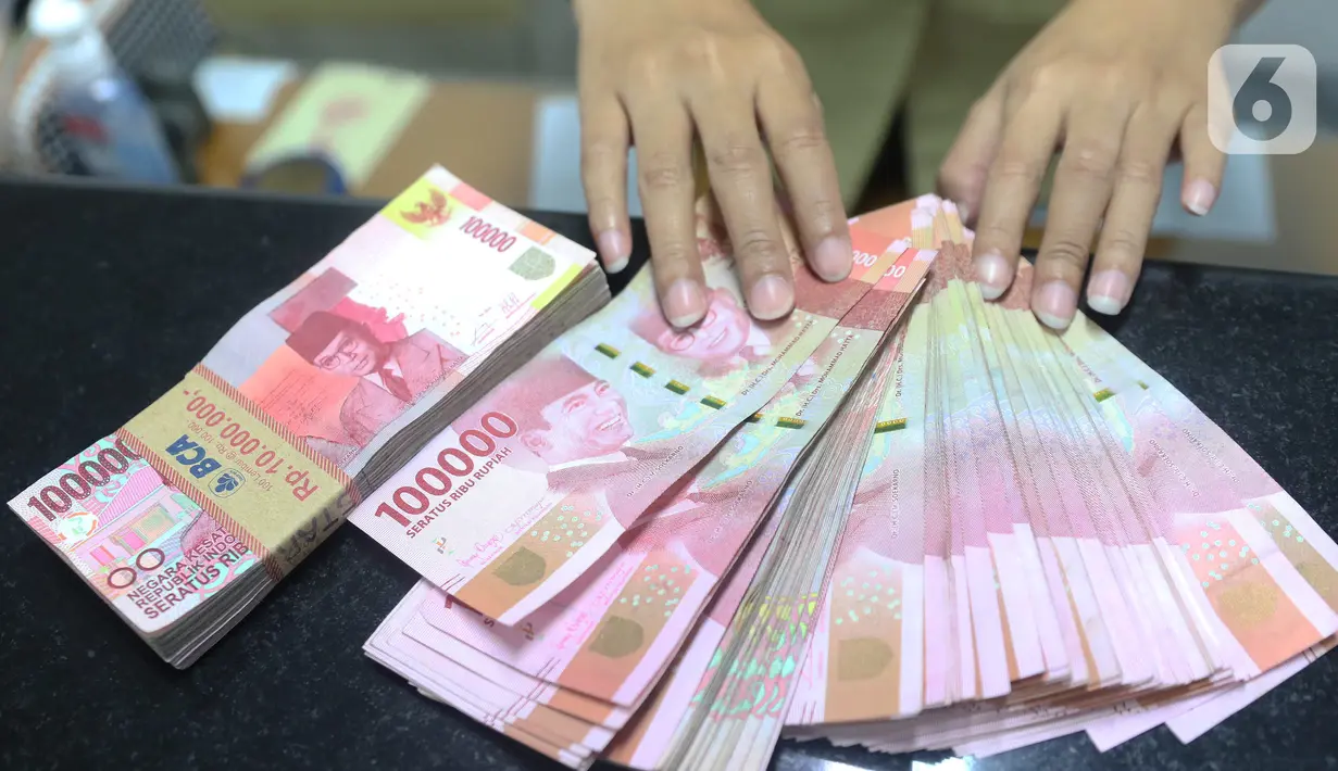 Pegawai menunjukkan mata uang rupiah di penukaran uang di Jakarta, Rabu (4/3/2020). Rupiah ditutup menguat 170 poin atau 1,19 persen menjadi Rp14.113 per dolar AS dibandingkan posisi hari sebelumnya Rp14.283 per dolar AS. (Liputan6.com/Angga Yuniar)
