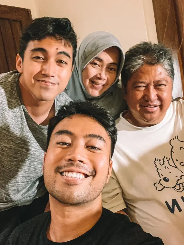 10 Potret Kebersamaan Vidi Aldiano dan Ibunda, Selalu Beri Semangat untuk Lawan Kanker Ginjal