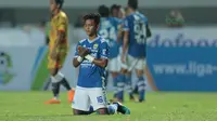 Doa pemain Persib Bandung, Indra Mustafa usai timnya menang atas Mitra Kukar pada laga Liga 1 Indonesia di GBLA, (8/4/2018). Persib menang 2-0. (Bola.com/Nick Hanoatubun)