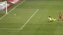 Gol ketiga Peru yang di cetak Jose Paolo Guerrero. (EPA/FERNANDO BIZERRA JR.)