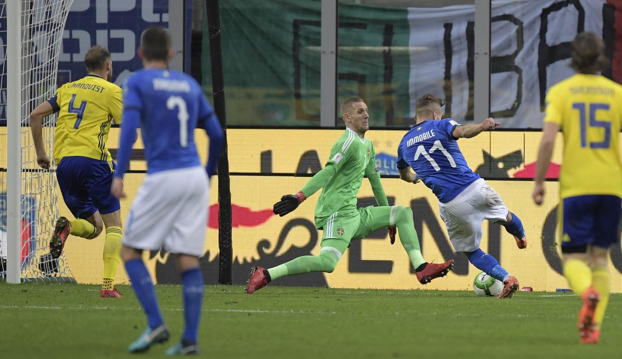Striker Italia, Ciro Immobile, melepaskan tendangan ke gawang Swedia pada laga leg kedua playoff Piala Dunia 2018, di Stadion Giuseppe Meazza, Senin (13/11/2017). Italy bermain imbang 0-0 dengan Swedia. (AFP/Miguel Medina)