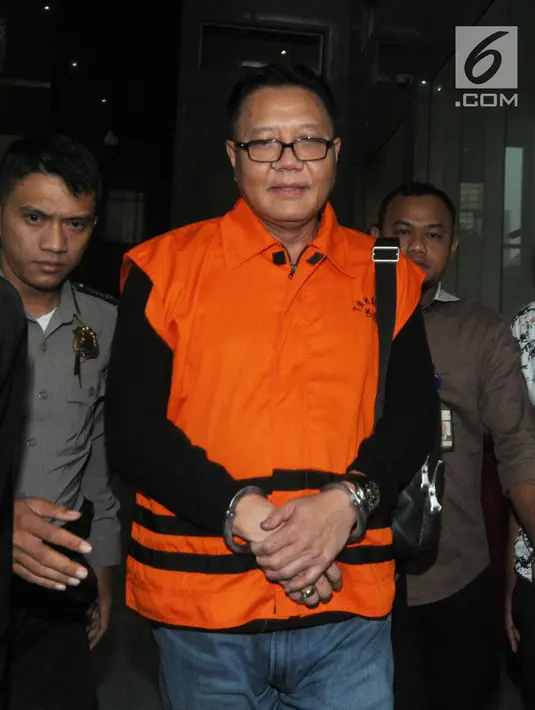 Anggota DPR F-PDIP, I Nyoman Dhamantra memakai rompi tahanan usai menjalani pemeriksaan di Gedung KPK, Jakarta, Jumat (9/8/2019). I Nyoman Dhamantra resmi ditahan terkait suap izin impor bawang putih dari Kementerian Pertanian dan SPI dari Kemendag. (merdeka.com/Dwi Narwoko)