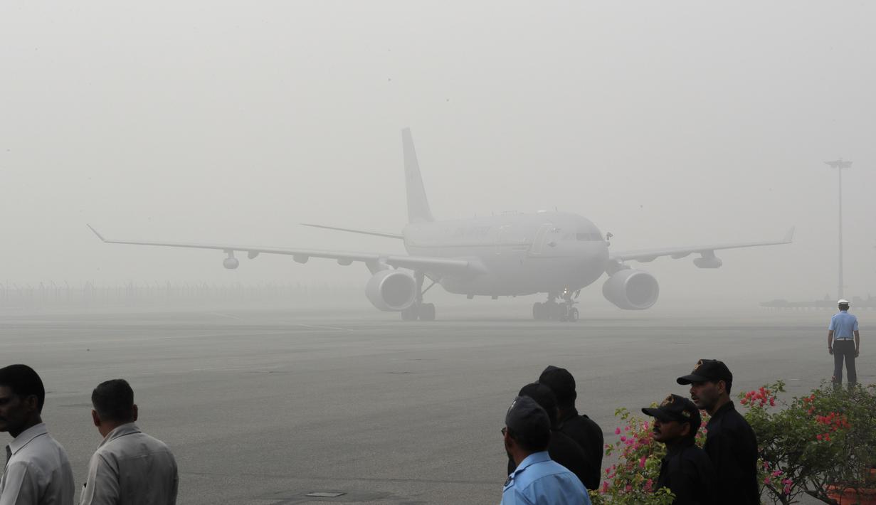 Sebuah pesawat Royal Air Force yang membawa Pangeran Charles dan istrinya, Camilla tiba di New Delhi yang diselimuti kabut asap, Rabu (8/11). Kabut asap tebal akibat polusi udara yang tinggi tengah menyelimuti India. (AP Photo/Manish Swarup)