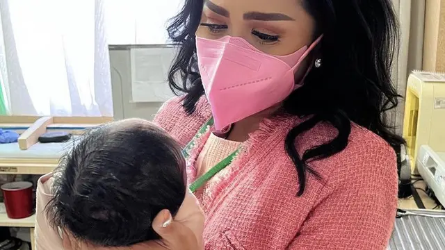 Resmi Jadi Nenek, Ashanty dan Krisdayanti Kompak Kenakan Pakaian Pink Saat Menunggu Aurel Hermansyah Melahirkan/@krisdayantilemos