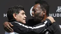 Legenda sepak bola dunia asal Brasil, Pele yang bernama asli Edson Arantes do Nascimento tutup usia pada Kamis (29/12/2022) di Rumah sakit Albert Einstein, Sao Paulo, Brasil. Kepergian Pele dalam usia 82 tahun membuat dunia sepak bola telah kehilangan dua pesepak bola terbaik di dunia hanya dalam rentang waktu dua tahun semenjak kepergian legenda Argentina, Diego Maradona pada 25 November 2020 lalu. (AFP/Patrick Kovarik)