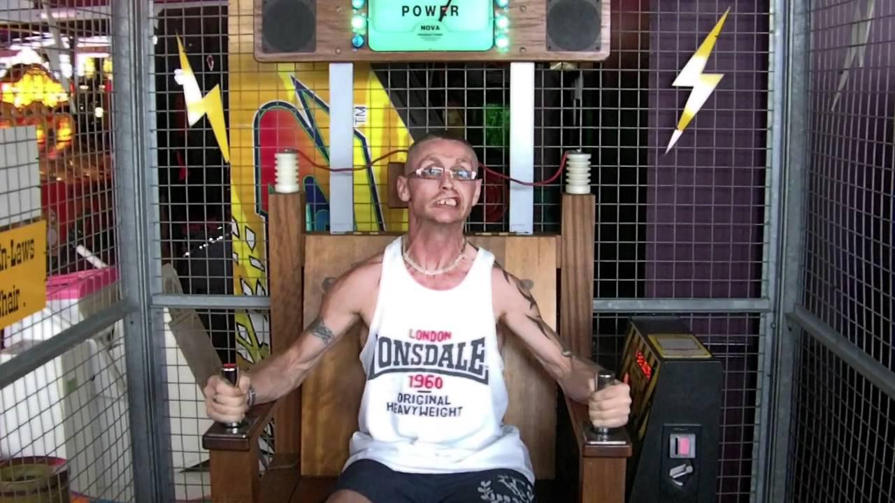 Beginilah Kalau Kursi Listrik Jadi Wahana Permainan