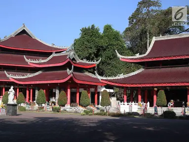 Suasana Kelenteng Sam Poo Kong di kawasan Simongan, Semarang, Jumat (20/7). Kelenteng Gedung Batu Sam Poo Kong sebuah petilasan yaitu bekas tempat persinggahan pertama Laksamana Tiongkok beragama islam Zheng He/Cheng Ho. (Liputan6.com/Herman Zakharia)