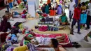 Pasien demam berdarah menerima perawatan di Mugda Medical College and Hospital, Dhaka, Bangladesh, Kamis (14/9/2023). Bangladesh sedang berjuang melawan rekor wabah demam berdarah, dan para ahli mengatakan kurangnya respons yang terkoordinasi menyebabkan lebih banyak kematian akibat nyamuk tersebut. (AP Photo/Mahmud Hossain Opu)