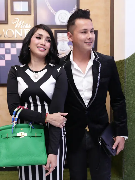 Sebagai bentuk rasa syukurnya kepada Yang Maha Kuasa, pasangan ini menjadikan ibadah umrah rutin per dua tahun. (Andy Masela/Bintang.com)