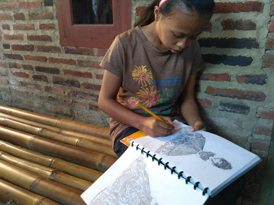 Windi Setyoningsih memamerkan sketsa busana pesta dan gaun pengantin  (Liputan6.com/Fajar Eko Nugroho)