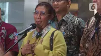 Mantan Menteri Kelautan dan Perikanan (KKP) Susi Pudjiastuti memberikan keterangan kepada awak media usai diperiksa sebagai saksi terkait kasus korupsi impor garam di Jampidsus Kejaksaan Agung, Jakarta, Jumat (7/10/2022). Penyidik Jaksa Agung Muda Tindak Pidana Khusus Kejaksaan Agung memeriksa mantan Menteri Kelautan dan Perikanan Susi Pudjiastuti sebagai saksi dalam perkara dugaan tindak pidana korupsi dalam pemberian fasilitas impor garam industri pada tahun 2016 sampai dengan 2022. (Liputan6.com/Herman Zakharia)