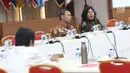 Komisioner KPU, Pramono Ubaid Tanthowi (kedua kanan) memimpin rapat evaluasi debat Cawapres di Gedung KPU, Jakarta, Selasa (19/3). Rapat juga membahas persiapan pelaksanaan debat pilpres keempat dan kelima. (Liputan6.com/Helmi Fithriansyah)