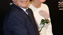 Diego Maradona bersama kekasihnya, Rocio Oliva berpose saat tiba menghadiri The Best FIFA Football Awards 2017 di London, Inggris (23/10). Rocio berusia 23 tahun  merupakan kekasih Maradona sejak lebih dari 3 tahun lalu. (AP Photo/Alastair Grant)