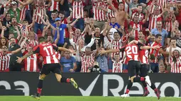 Penyerang Athletic Bilbao, Aritz Aduriz (kedua kanan) berselebrasi dengan rekannya usai mencetak gol ke gawang Barcelona pada pertandingan perdana La Liga Spanyol di Stadion San Mames, Sabtu (17/8/2019). Bilbao menang tipis atas Barcelona dengan skor 1-0. (AFP Photo/Ander Gillenea)