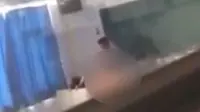 Seorang pria terekam kamera tengah berhubungan badan dengan mahasiswinya di  ruangan kelas