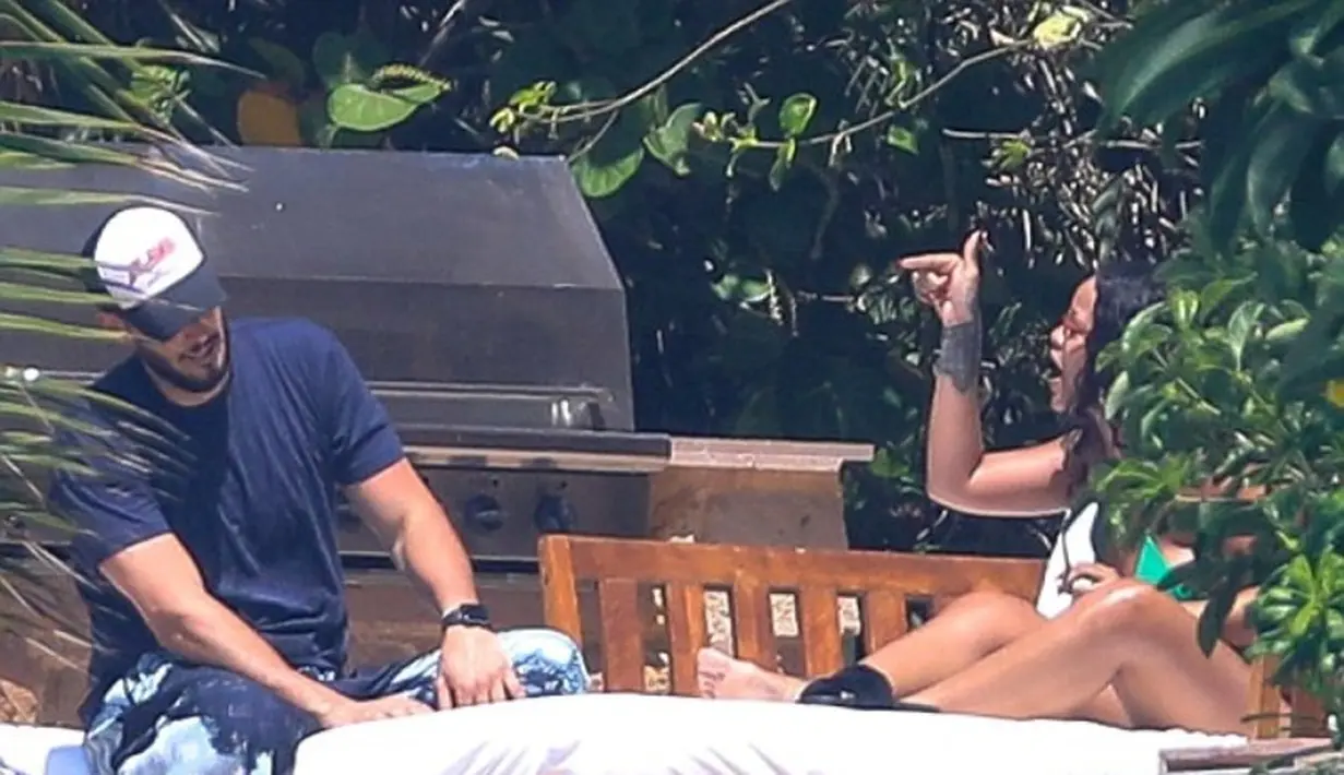 Dilansir dari HollywoodLife, keduanya tertangkap kamera tengah berdua dan berjemur. (HEM - BACKGRID - DailyMail)