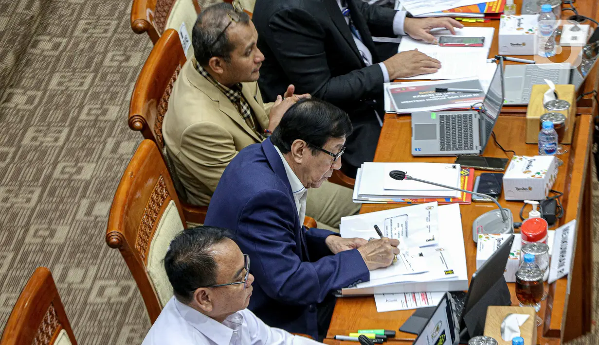 Yasonna pun menyampaikan tambahan anggaran tahun 2024 sekitar Rp 2 triliun untuk mendukung pelaksanaan tugas dan fungsi Kemenkumham. Dia menyebut surat pengajuan itu sudah dilayangkan secara resmi Jumat (26/5) lalu. (Liputan6.com/Faizal Fanani)