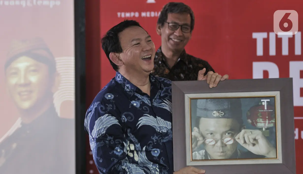 Basuki Tjahaja Purnama atau Ahok menunjukkan foto dirinya dalam peluncuran buku 'Panggil Saya BTP: Perjalanan Psikologi Ahok Selama di Mako Brimob' di Gedung Tempo, Palmerah, Jakarta, Senin (17/2/2020). Buku tersebut mengisahkan pengalaman Ahok saat berada dalam tahanan. (merdeka.com/Iqbal Nugroho)