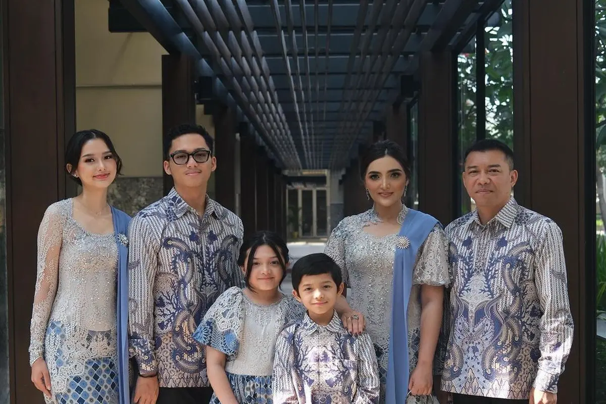 Gaya berkebaya Ashanty