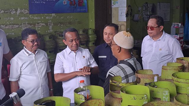 Menteri ESDM Bahlil Lahadalia menyambangi agen gas 3 Kg di Jalan Palem Raya, Kecamatan Cibodas, Kota Tangerang, Selasa (4/2/2025).