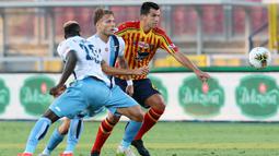 Pemain Lecce, Nehuen Paz, berebut bola dengan pemain Lazio, Ciro Immobile, pada laga Serie A di Stadion del Mare, Selasa (7/7/2020). Lecce menang 2-1 atas Lazio. (Donato Fasano/LaPresse via AP)