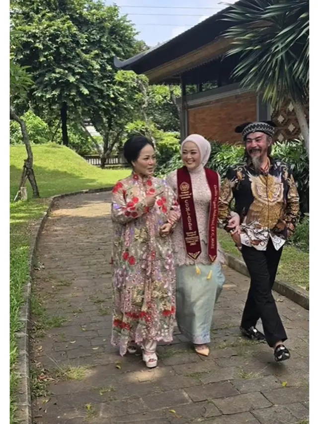 6 Potret Cecillia Gina Putri Limbad Lulus S2 MARS, Wisuda Dihadiri Keluarga