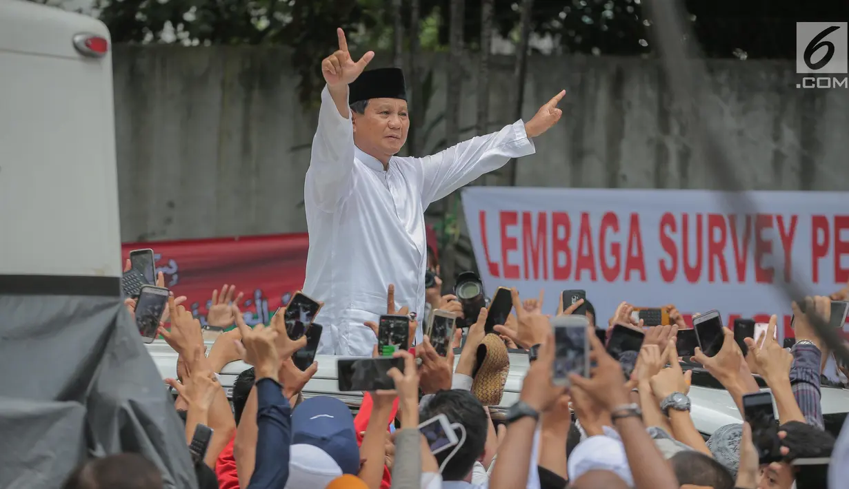 Capres nomor urut 02 Prabowo Subianto tiba di rumah kemenangan kediamannya di Jalan Kertanegara, Kebayoran Baru, Jakarta, Jumat (19/4). Kedatangan Prabowo disambut ribuan pendukungnya yang telah menunggu di Kartanegara dari pagi. (Liputan6.com/Faizal Fanani)