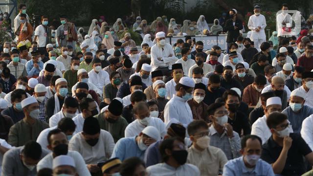 Ribuan Umat Muslim Sholat Idul Fitri 1442 H di Lapangan Masjid Al Azhar