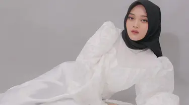 Selain berkarier sebagai penyanyi, Putri Delina juga dikenal sebagai seorang selebriti internet. Anak dari Sule ini memiliki banyak followers di akun Instagram serta TikToknya. Putri banyak memiliki penggemar karena gaya penampilannya yang stylish.(Liputan6.com/IG/@putridelinaa)