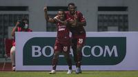 Gelandang Borneo FC, Terens Puhiri (kiri) merayakan gol kedua Borneo FC yang dicetaknya saat melawan Persebaya dalam laga pekan pertama BRI Liga 1 2021/2022 di Stadion Wibawa Mukti, Cikarang, Sabtu (04/09/2021). Borneo FC menang 3-1. (Foto: Bola.com/Bagas
