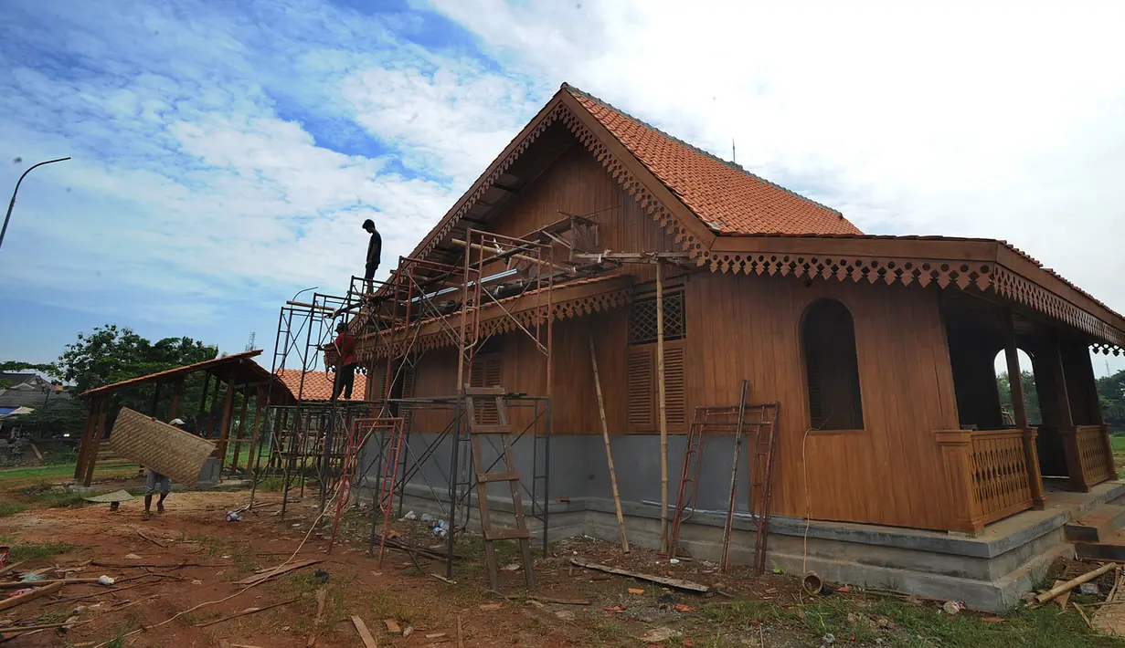 Penampakan rumah Betawi di tengah Setu Babakan, Jagakarsa, Jakarta Selatan, Minggu (10/3). Sebanyak 16 rumah yang dibangun di atas pulau buatan itu nantinya akan menceritakan keseharian orang Betawi. (merdeka.com/Arie Basuki)