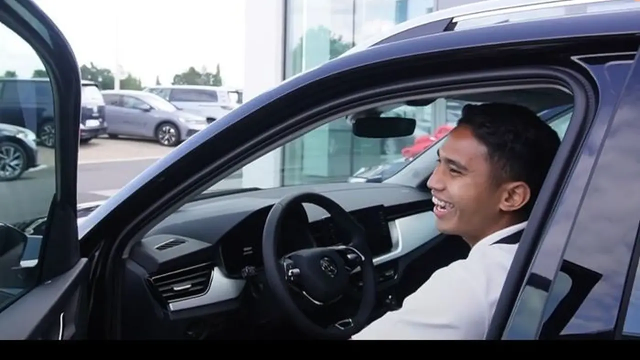 Pemain timnas Indonesia, Marselino Ferdinan memperoleh mobil baru karena menjadi bagian dari KMSK Deinze (ist)