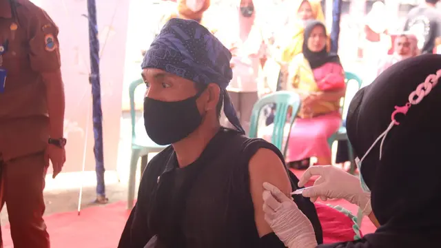 Warga Baduy Luar Saat Di Suntik Vaksin Covid-19. (Dokumentasi Humas Polda Banten)