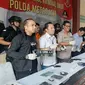 Polda Metro Jaya mengungkap kasus tindak pidana pencurian dengan kekerasan, serta kepemilikan senjata api tanpa izin. Sabtu (15/6/2019). (Liputan6.com/ Yopi Makdori)