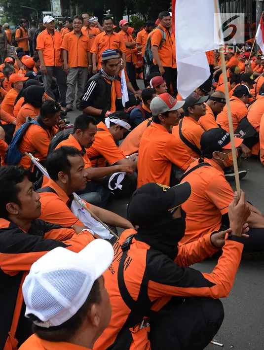 Pegawai PT Pos Indonesia (Persero) menggelar aksi di depan Kantor Kementerian BUMN, Jakarta, Rabu (6/2). Massa menuntut penggantian direksi karena dianggap tidak memuaskan para pegawai dan tidak mampu memenuhi hak pegawai. (Merdeka.com/Imam Buhori)