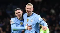Pemain Man City, Erling Haaland (kanan) mencetak dua gol ke gawang Feyenoord pada lanjutan Liga Champions 2024/2025 di Etihad Stadium, Rabu (27/11/2024) dini hari WIB. (Darren Staples / AFP)