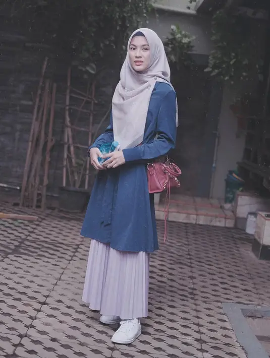 Menggunakan hijab bewarna abu-abu yang senada dengan rok, tampilan casual pemain "Inikah Rasanya" ini terlihat modis. Tak lupa, Icha menambahkan bros di hijabnya.  (Liputan6.com/IG/ /ichasoebandono)