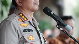 Wakapolri Komjen Ari Dono Sukmanto memberi penjelasan terkait kondisi Palu pascagempa dan tsunami di Jakarta, Selasa (2/10). Polisi menorerir sebagian korban yang mengambil makanan dari sejumlah tempat. (Liputan6.com/Faizal Fananai)