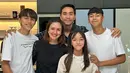 Berusia 44 tahun, tak dipungkiri jika pesona Donna Agnesia tetap terpancar bak ABG. Berfoto bersama suami dan ketiga buah hatinya, keluarga kecil Donna Agnesia dan Darius Sinathrya ini banjir pujian. Pamer senyuman lebar saat berfoto bersama anak dan buah hatinya, Donna Agnesia seakan menyebar kebahagiaan kepada para pengikutnya di Instagram. (Liputan6.com/IG/@dagnesia)