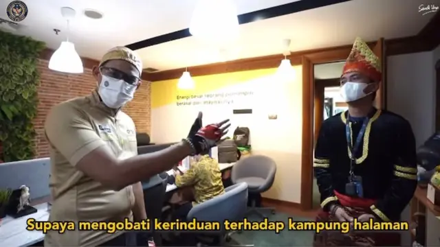 Sandiaga Uno Beri Pakaian Adat Khas Sumbar untuk Pegawai Kemenparekraf yang Tak Bisa Mudik