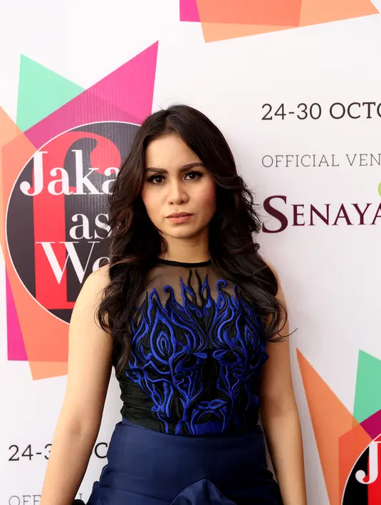 Vokalis cantik grup band Geisha, Momo, memang identik dengan kesan tomboy. Namun di ajang Jakarta Fashion Week 2016 ini ia tampil cantik nan anggun jauh dari kesan tomboy yang selama ini menempel. (Andy Masela/Bintang.com)