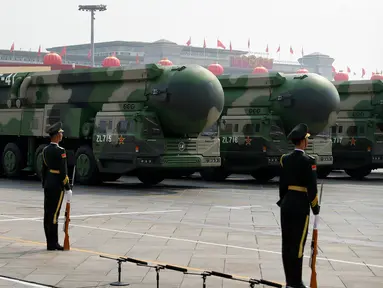 Kendaraan militer membawa rudal balistik DF-41 dalam parade HUT ke-70 RRC di Beijing, China, Selasa (1/10/2019). DF-41 mampu menjangkau daratan Amerika Serikat. (AP Photo/Mark Schiefelbein)