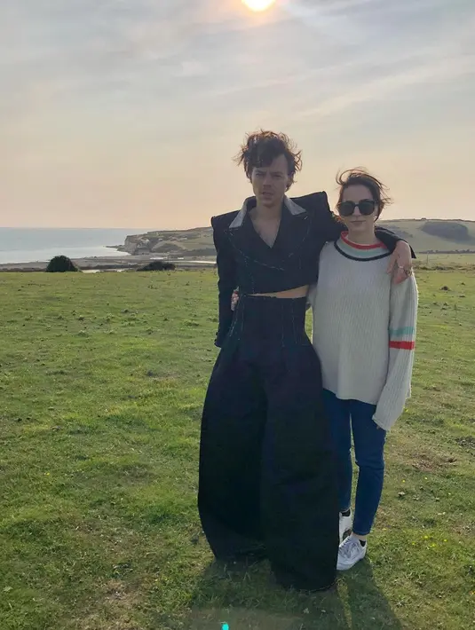 Selain menjadi public figure di Instagram, ia juga diketahui pernah menjadi jurnalis dan host podcast. (Instagram @gemmastyles)