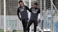 Dua kiper Real Madrid, Thibaut Courtois dan&nbsp;Andriy Lunin. (AFP/Thomas COEX)