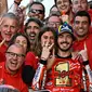 Francesco Bagnaia, merayakan keberhasilan dirinya sebagai juara dunia MotoGP 2023 bersama pujaan hati dan seluruh satf Ducati setelah finis posisi pertama pada balapan MotoGP Valencia hari Minggu (26/11/2023). (AFP/Javier Soriano)