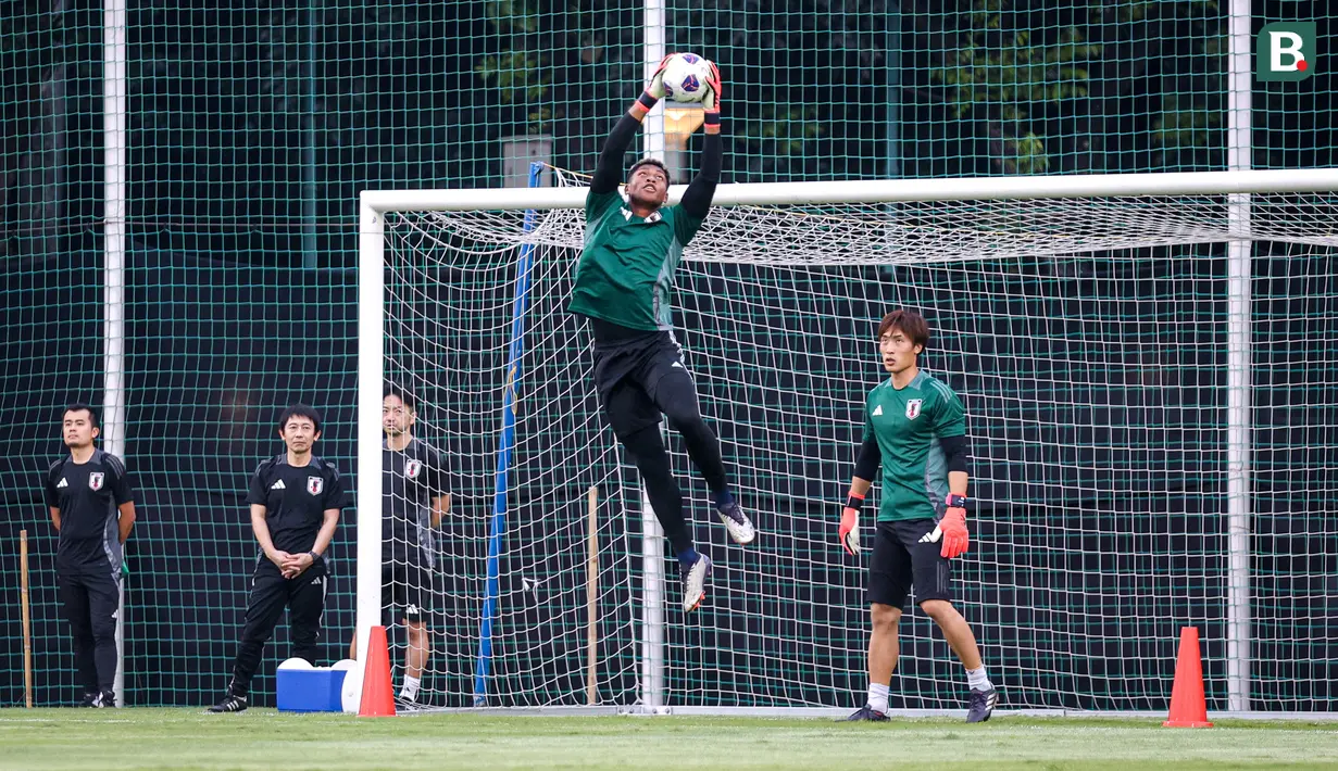 <p>Kiper Timnas Jepang, Zion Suzuki menangkap bola saat melakukan sesi latihan menjelang laga lanjutan putaran ketiga Kualifikasi Piala Dunia 2026 melawan Timnas Indonesia yang berlangsung di Lapangan A, Kompleks Stadion Utama Gelora Bung Karno (SUGBK), Senayan, Jakarta, Rabu (13/11/2024). (Bola.com/Bagaskara Lazuardi)</p>