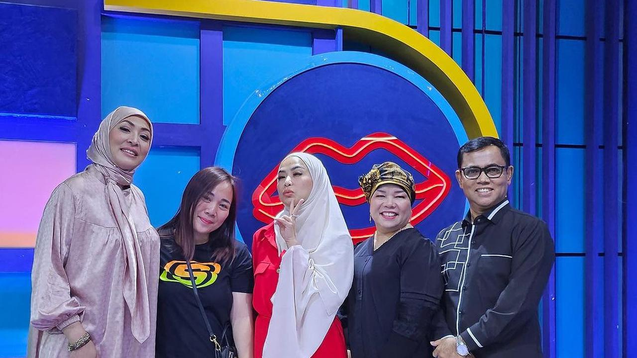 Angelina Sondakh bersama Orangtua Fuji